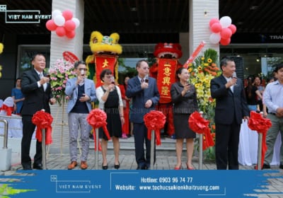 Khai Trương Thu Hút Từ Cái Nhìn Đầu